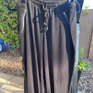 NWOT SZM Nine West Athleisure Pant.Modern styling.Zipper pocket accent.Tie waist